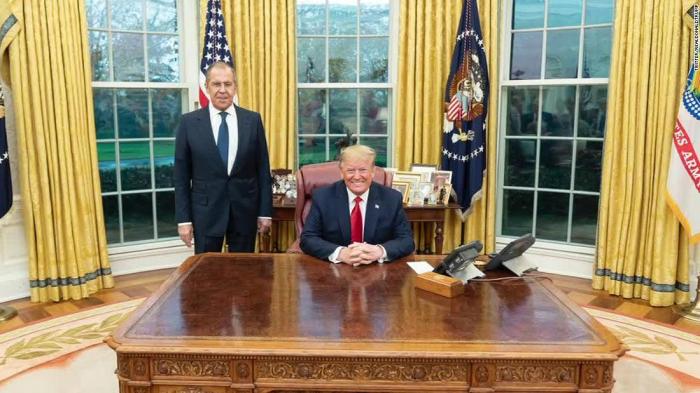 How did trump decorate the oval office