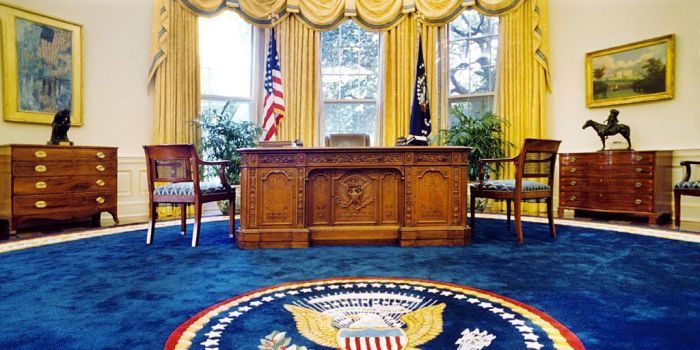 How did trump decorate the oval office