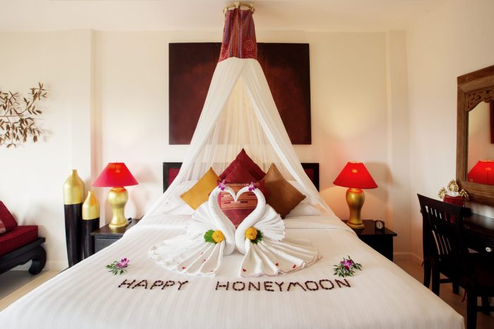 How to decorate a hotel room for honeymoon